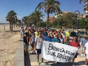 La Asociación de Vecinos Benicàssim Sur se ha manifestado esta mañana reclamando servicios