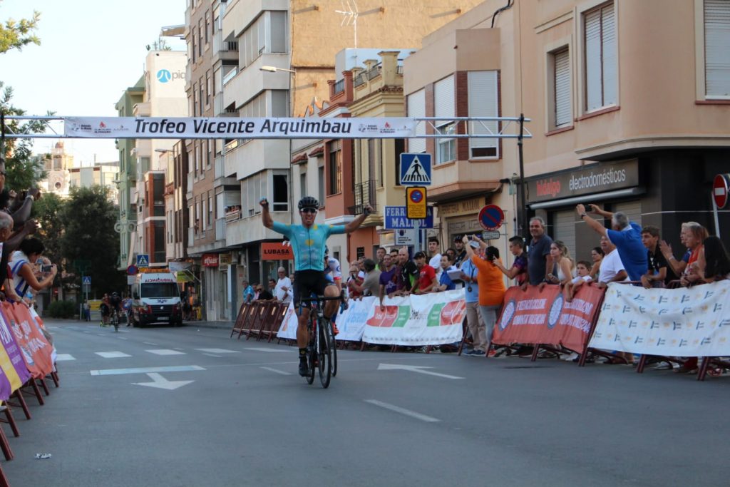 Vicent Perales gana el trofeo Arquimbau de ciclismo en Almassora