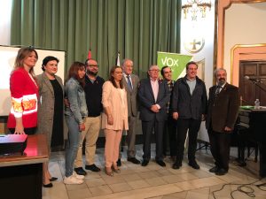 Concentración ante las Cortes Valencianas en defensa de la libertad de educación, el distrito único y el cheque escolar