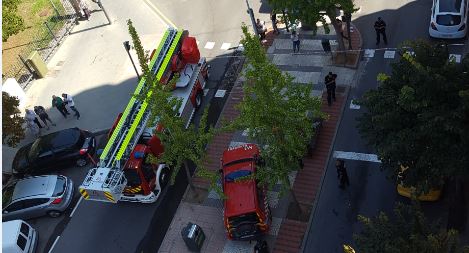 Los Bomberos Municipales y la Policía Local de Castellón colaboran en la extinción de un aparatoso incendio en una vivienda de la calle Padre Jofre