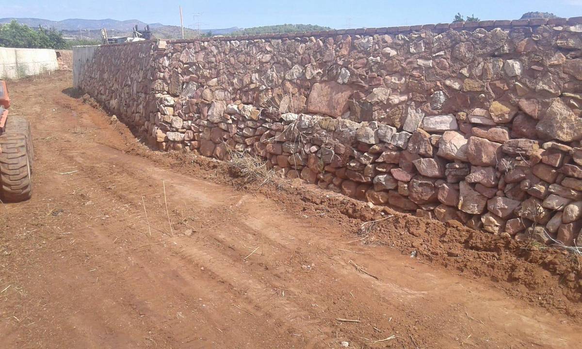 Almenara limpia las grandes acequias para facilitar el paso de agua en caso de lluvias torrenciales