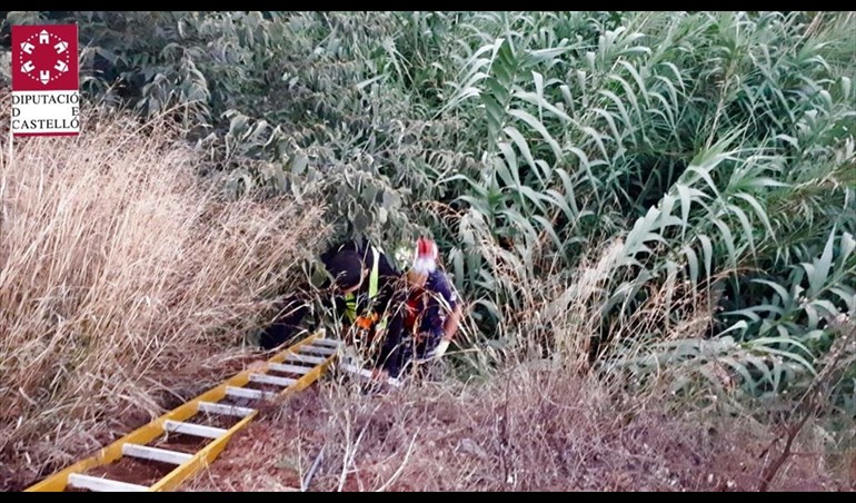 Los bomberos rescatan a tres jóvenes de un barranco de ocho metros de profundidad en Segorbe