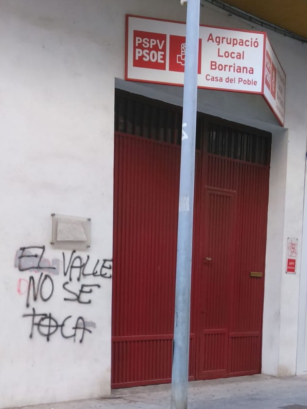 La sede de los socialistas de Burriana ha aparecido esta mañana con una desafortunada pintada