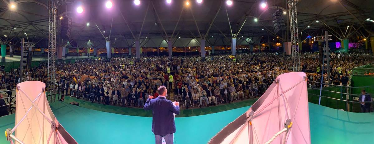 Santiago Abascal pone en pie a más de 4000 personas congregadas en el Recinto Ferial