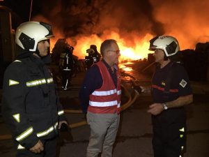 José Martí se desplaza a Betxí para interesarse por las labores de extinción del incendio de una fábrica de reciclaje de palés