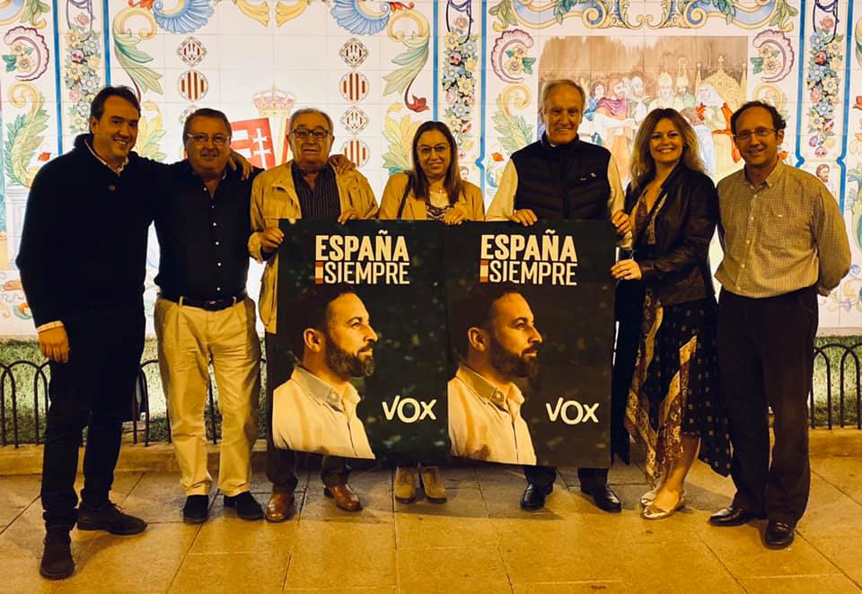 VOX abre campaña con «pegada» de carteles simbólica