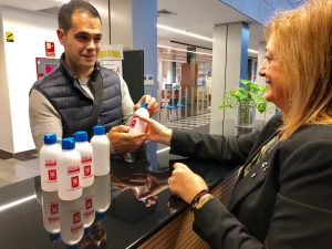 Almassora reparte botellas para limpiar la orina de mascotas en la calle