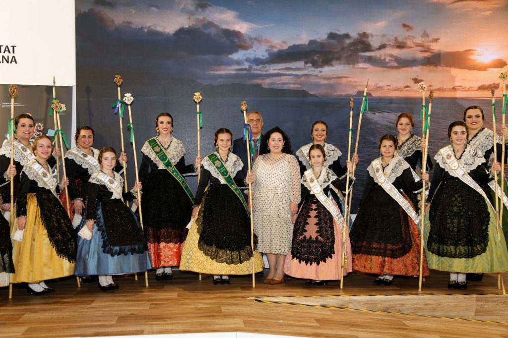 Castellón promociona el 75 aniversario de la Magdalena en Fitur con reinas, gaiatas y collas