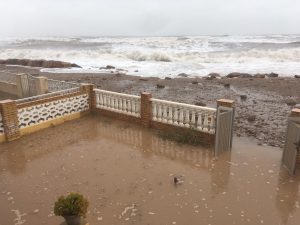 El temporal inunda la primera línea de playa de Nules