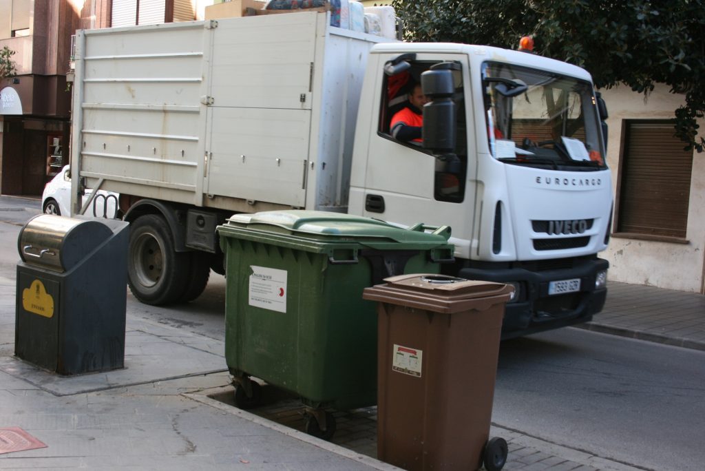 Almassora repartirá más de 10.000 cubos domésticos para implantar la recogida de basura orgánica