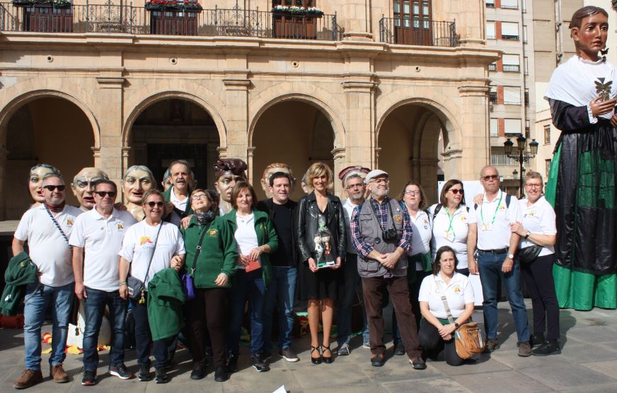 Bailes populares, nanos y gegants llenan la plaza Mayor en el III Trobada d’Imagineria Popular