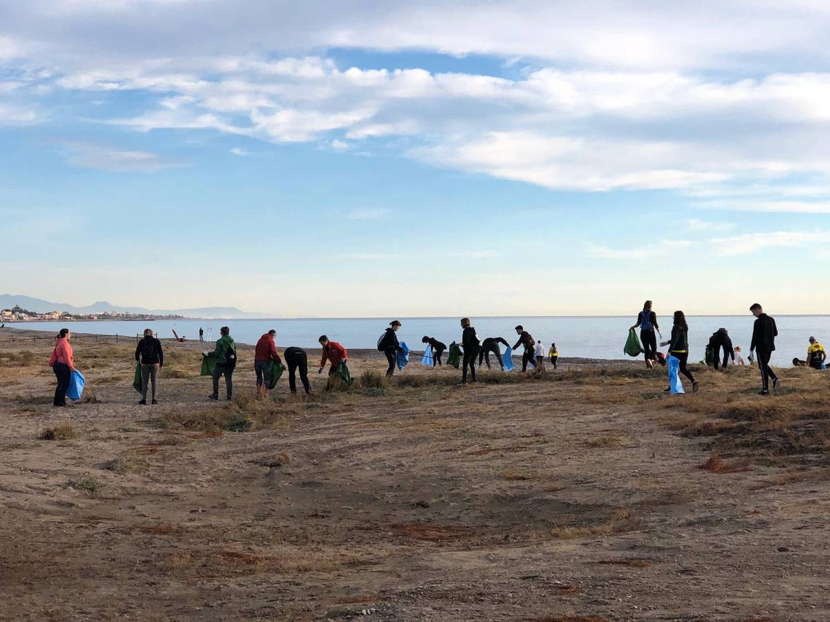 Recogen más de 1.000 kilos de plástico de la playa Casablanca de Almenara