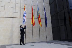 Varios ayuntamientos de Castellón izan la bandera a media asta en señal de duelo por las víctimas del coronavirus