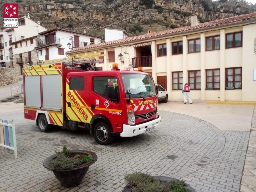 Los bomberos de la Diputación siguen haciendo labores de desinfección en los pueblos de la provincia
