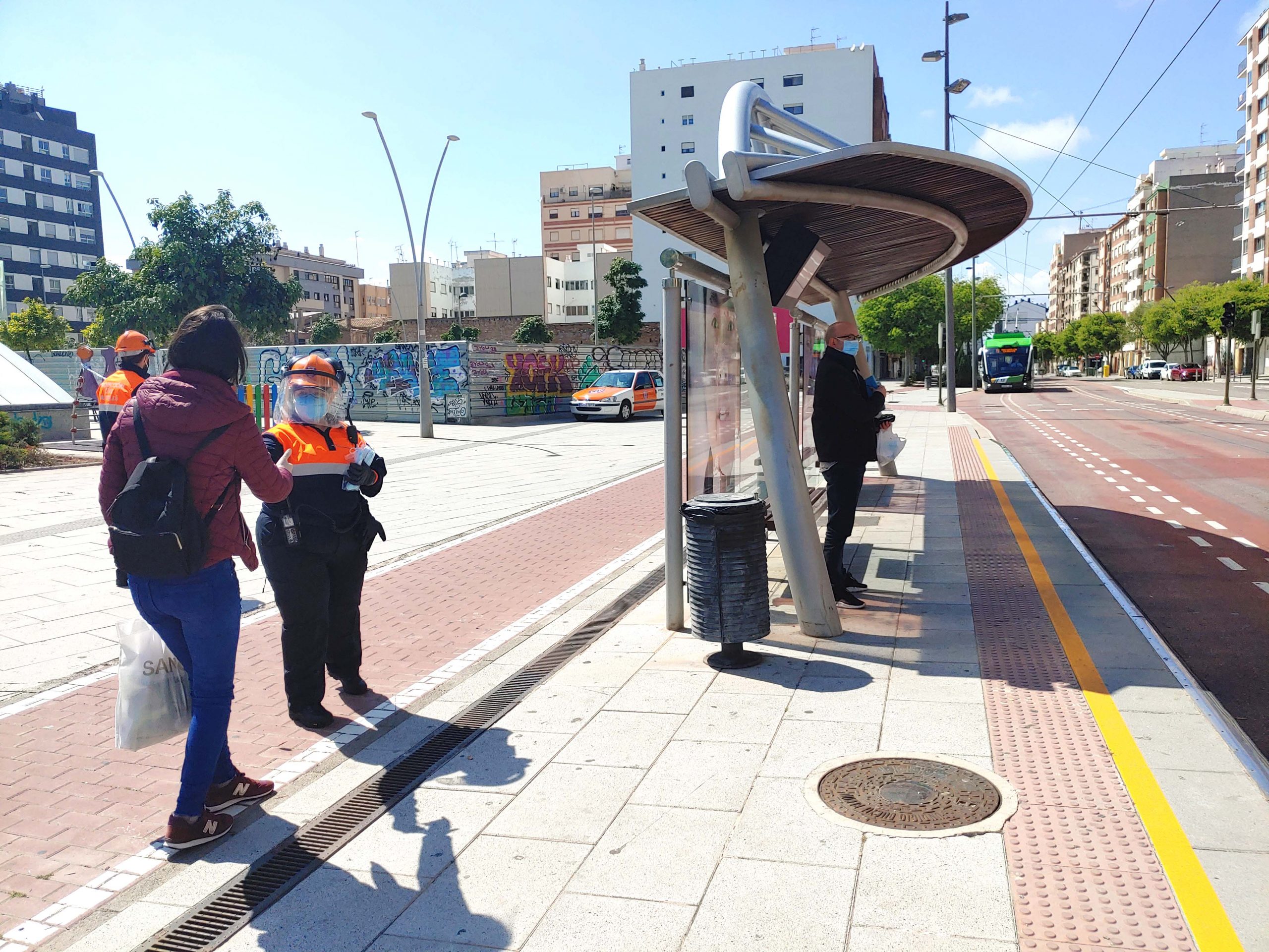 Castellón reparte 25.000 mascarillas entre personas que se desplacen al trabajo en transporte público