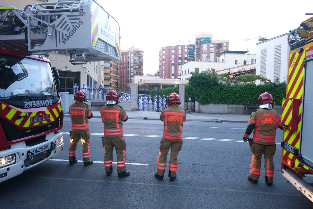 Homenaje de los bomberos de Castellón a las trabajadoras de las residencias de mayores