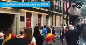 La calle se calienta contra Sánchez: monumental cacerolada ante la sede del PSOE en Ferraz