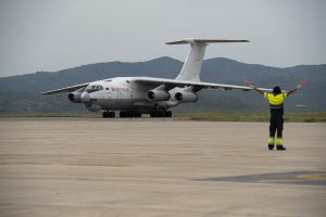 Aterriza en el aeropuerto de Castellón el avión con las 370.000 mascarillas adquiridas por los ayuntamientos bajo la coordinación de la Diputación