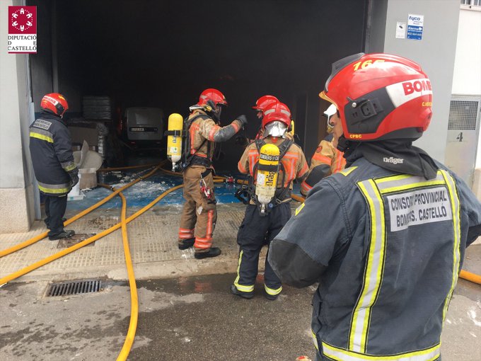 Los Bomberos Municipales y la Policía Local de Castellón colaboran en la extinción de un incendio en una nave industrial del polígono Fadrell