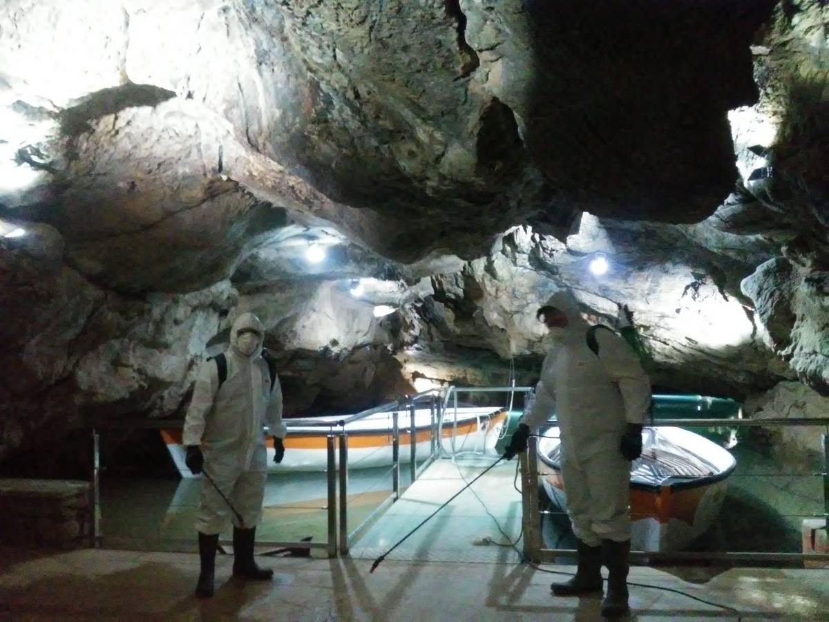 El Ayuntamiento de la Vall d’Uixó inicia los trabajos de desinfección del interior de les Coves de Sant Josep