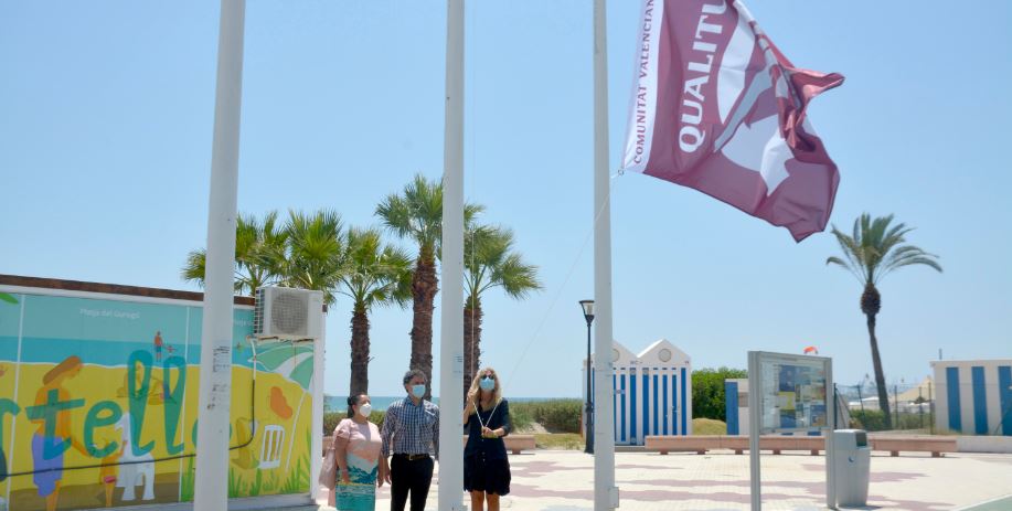 Castellón iza la bandera Qualitur que reconoce la excelencia en los servicios y calidad de sus tres playas