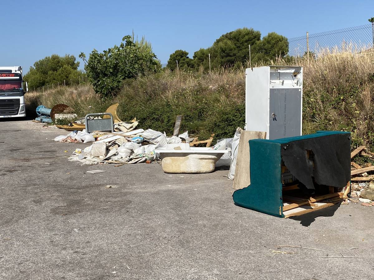 Carrasco denuncia el “estado de abandono” que presentan numerosos barrios y grupos de Castellón por la acumulación de basuras y enseres