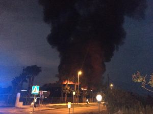 Un espectacular incendio destruye la práctica totalidad de un almacén de cítricos en Burriana