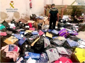 La Guardia Civil incauta más de 7.500 productos falsificados en Oropesa del Mar