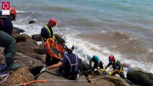 Los bomberos rescatan el cuerpo sin vida de un hombre en el Puerto de Burriana