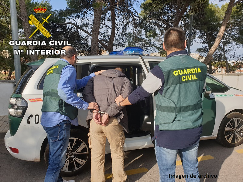 La Guardia Civil ha detenido a una persona por delitos contra los derechos de los trabajadores, falsificación documental y contra la Seguridad Social en Benicarló