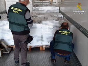 La Guardia Civil incauta cerca de 12 toneladas de pescado, para la venta al público, al que le cambiaban las etiquetas de origen y caducidad