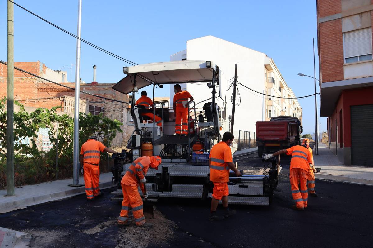 Territorio actúa en la calle Maestrat para dotar de seguridad y dignificar este vial inacabado durante la crisis inmobiliaria