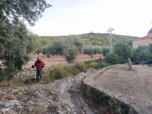 La Brigada de la Tabla del Sénia realiza mejoras en el entorno del Socors de Càlig