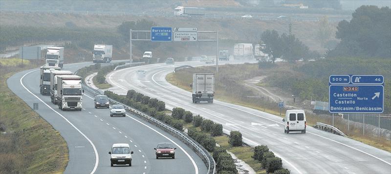 Fallece atropellado un hombre que andaba por la AP-7 tras sufrir un accidente