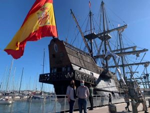 Llanos Massó y Luciano Ferrer visitan la Nao Victoria