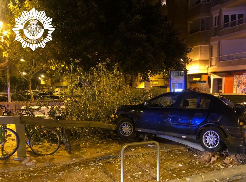 La Policía Local investiga a una mujer por conducir de forma temeraria y sin permiso de conducir después de empotrar el turismo que conducía contra un árbol y una base de préstamo de bicicletas de Bicicas