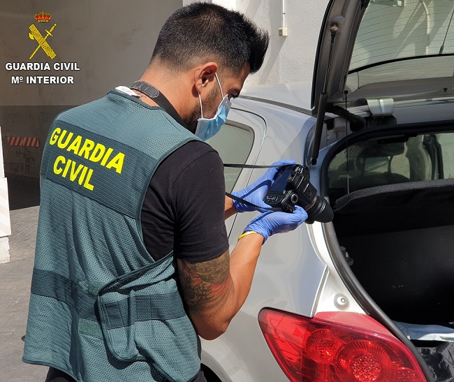 La Guardia Civil detiene en Castellón a dos personas y desarticula un grupo criminal dedicado a las estafas en las compras y ventas de vehículos a nivel nacional