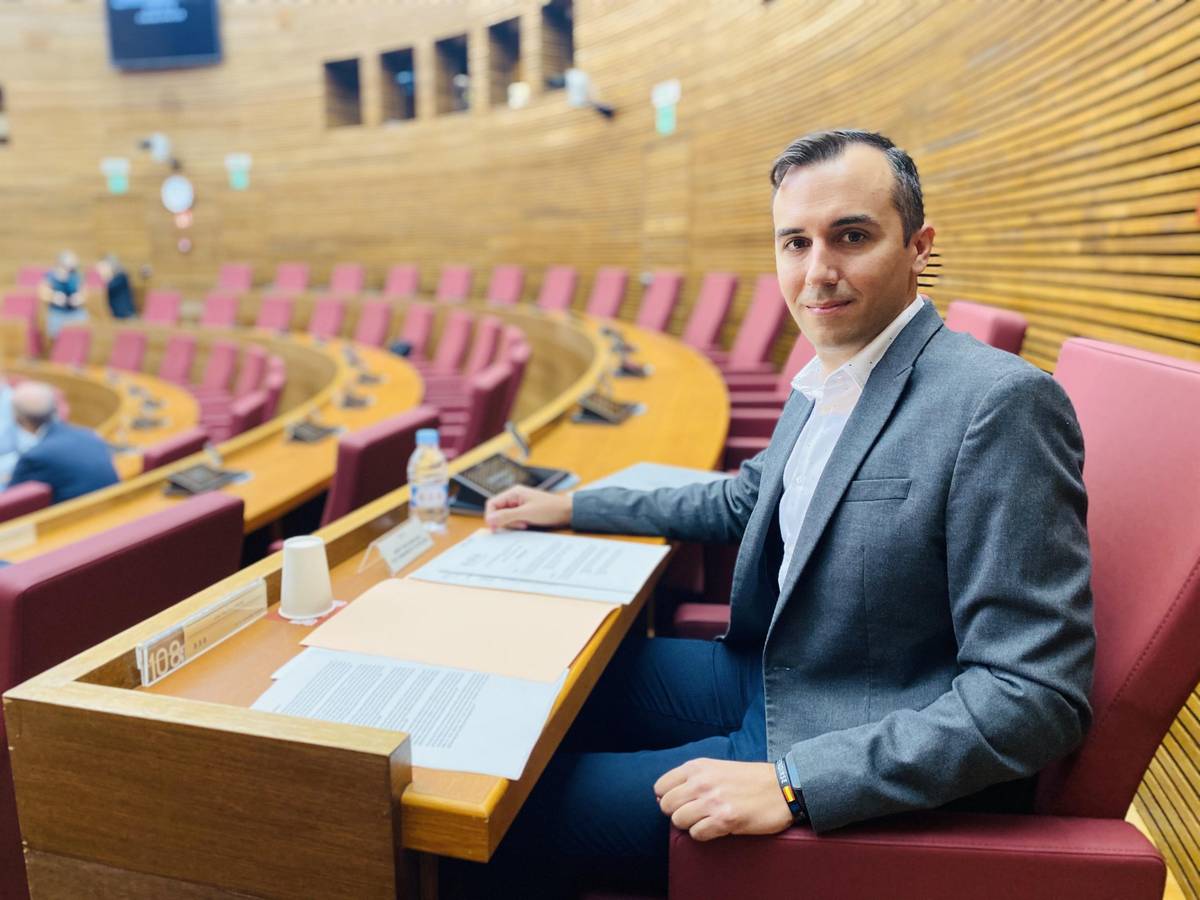 Miguel Pascual (VOX) lamenta que los barcos de las ONG que favorecen el tráfico ilegal de personas no paguen tasas en los puertos valencianos mientras a los pescadores se las suben