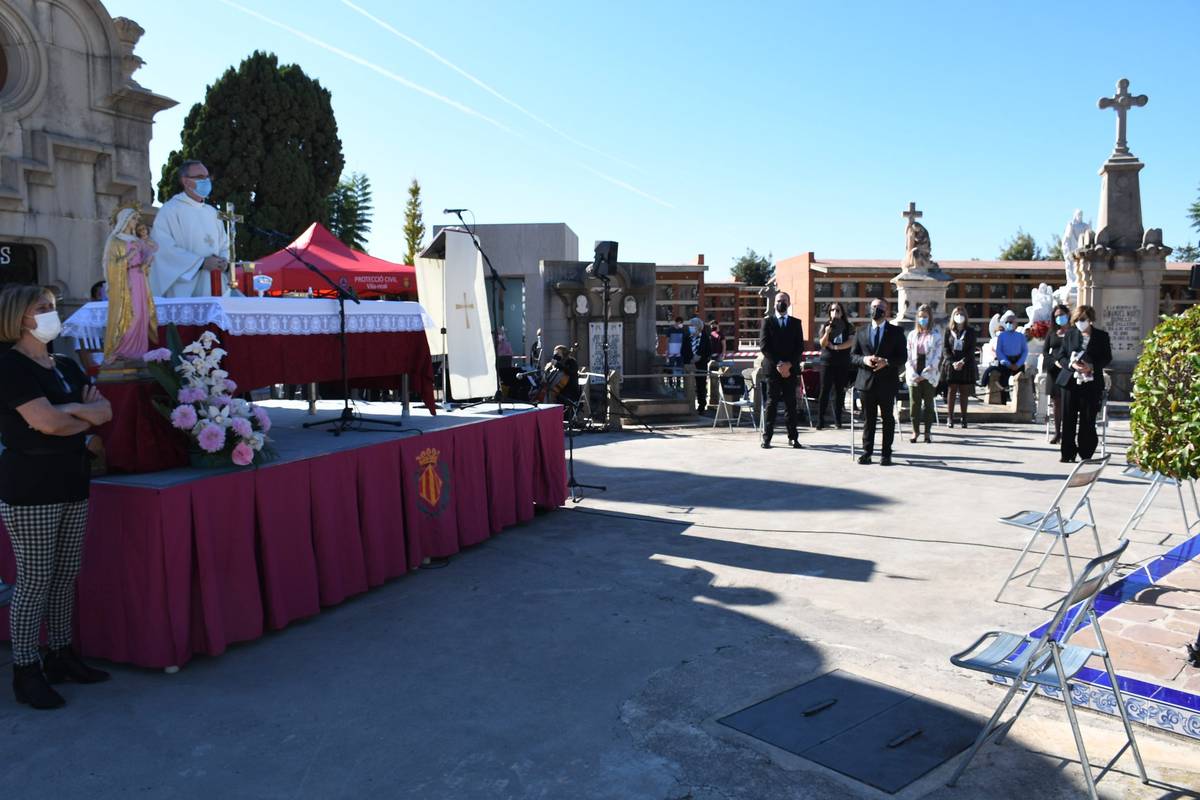 Festividad de Todos los Santos en el Cementerio Municipal