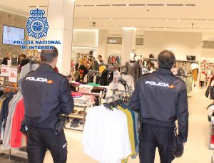 La Policía Nacional detiene a un hombre por cometer varios hurtos en aparcamientos de lugares comerciales