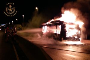 La Policía Local de Castellón y los Bomberos Municipales intervienen en el incendio de un autobús urbano en la carretera de Borriol