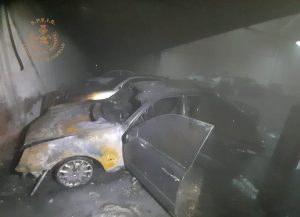 Un incendio en un garaje de la calle Museros provoca daños materiales a dos turismos y a una motocicleta