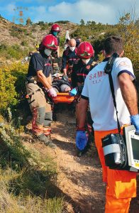 Los Bomberos Municipales y una dotación de emergencias sanitarias colaboran en el rescate de un ciclista herido en las inmediaciones del Hospital La Magdalena