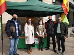 Éxito de la mesa informativa de VOX en La Vall de Uxó