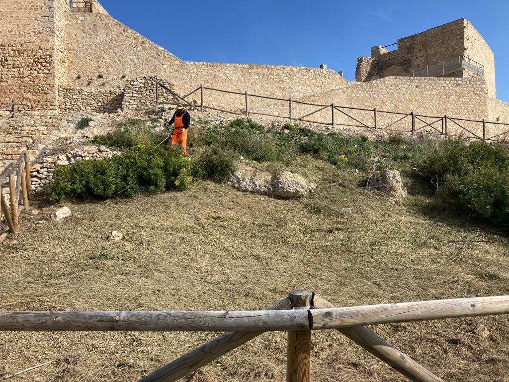 La Diputación efectúa la limpieza del castillo de Xivert y prepara intervenciones por un valor de 40.000 euros para asegurar su conservación