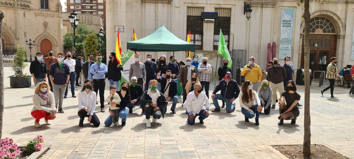 VOX concentra numerosos afiliados y simpatizantes en la Plaza de Pescadería