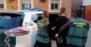 La Guardia Civil detiene al autor del lanzamiento de una encimera de mármol de grandes dimensiones desde la azotea de un edificio en Benicarló