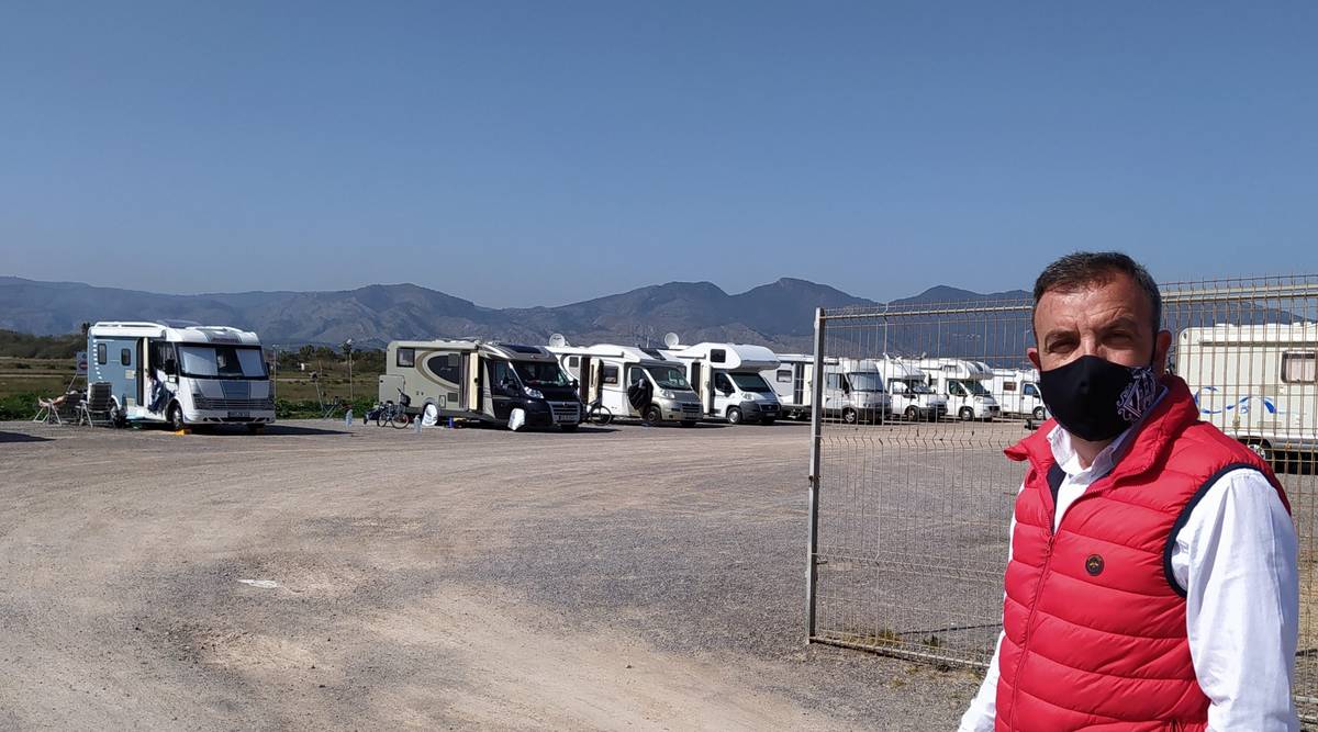 Redondo denuncia la acampada ilegal de autocaravananas que consiente Amparo Marco junto al aeroclub a pesar de cierre perimetral por la Covid