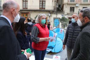 VOX apoya a los empresarios del ocio nocturno en la acampada de protesta frente al Palacio de la Generalitat Valenciana.