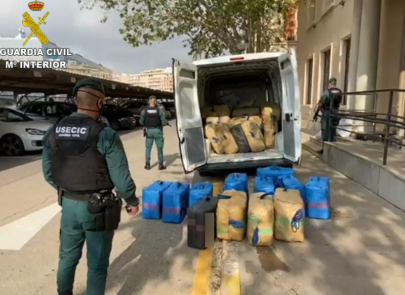 La Guardia Civil se incauta de casi dos toneladas y media de hachís en la localidad de Vinaròs